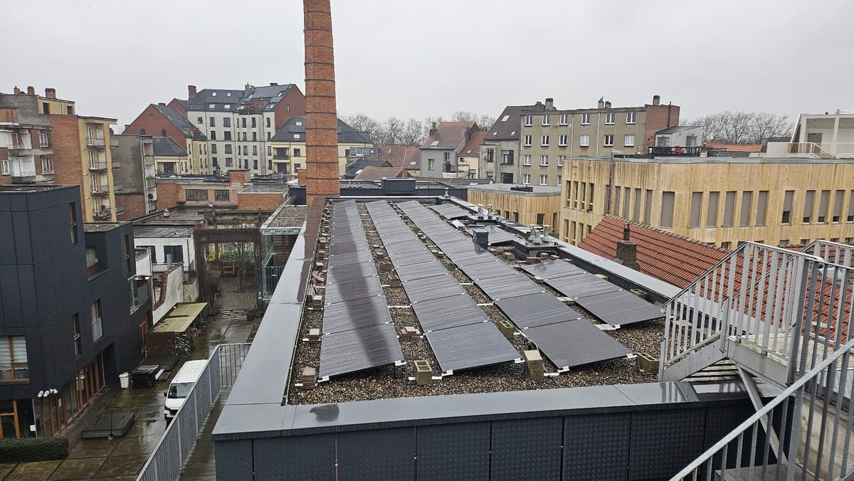 Bâtiment commercial — 51 panneaux